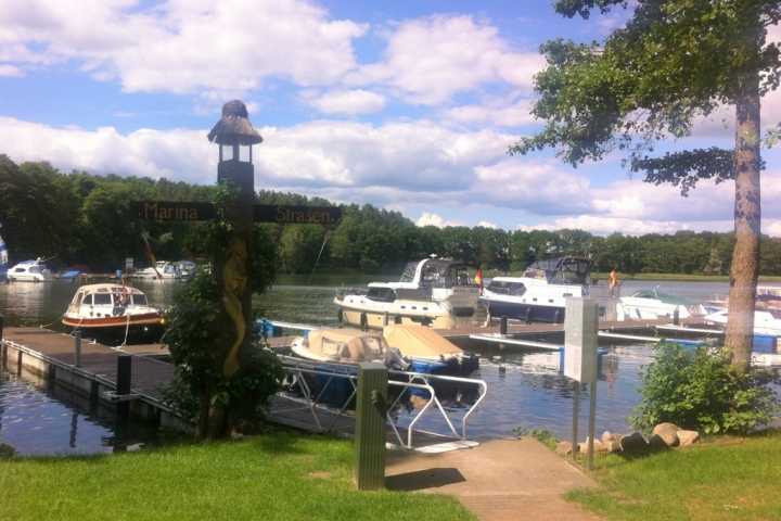 Unsere Marina/ Steganlage, hier liegen unsere Motorboote für Sie bereit!