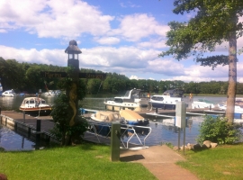 Unsere Marina/ Steganlage, hier liegen unsere Motorboote für Sie bereit!