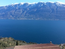 Seeblick über das Haus hinweg mit Monte Baldo