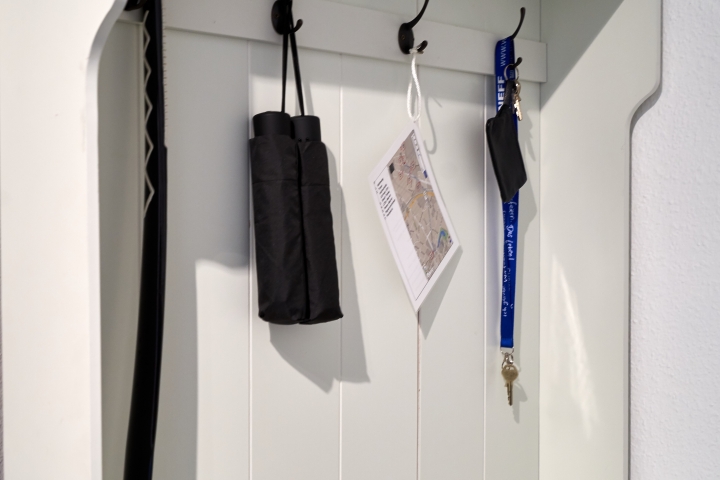 Garderobe mit Accessoires - u.a. Karte für Ihren Weg in die City