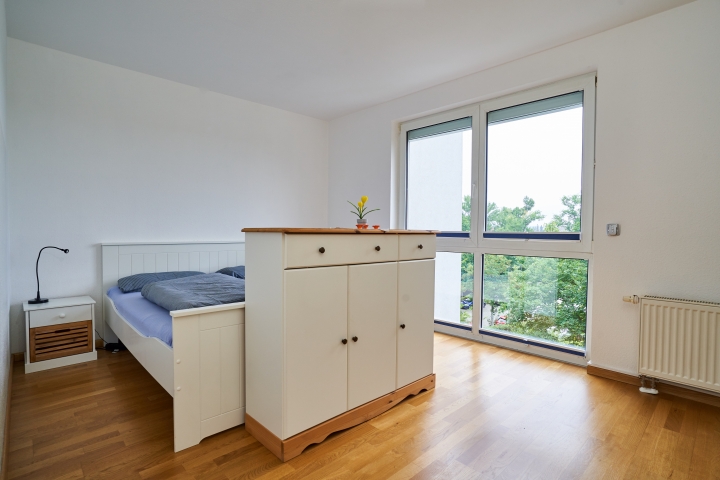 Helles Schlafzimmer mit Plissees und Außenrolladen - Sie können komplett verdunkeln.
