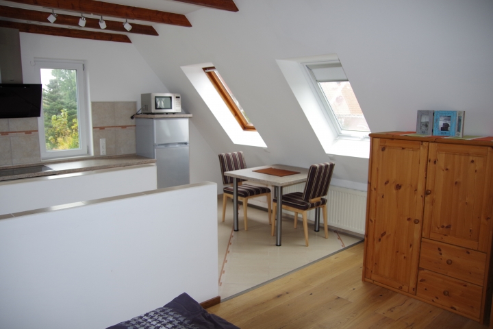 Ferienhaus Ostfrieslandbrise | Studiowohnung  - Herzmuschel Blick vom Wohnbereich über die Treppe zum Esstisch