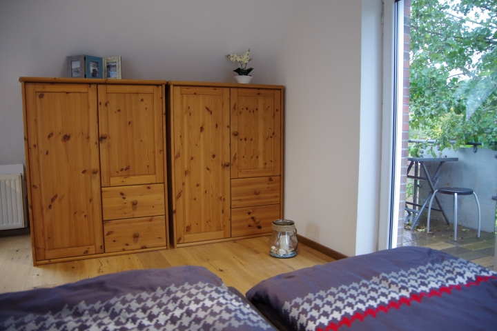 Studiowohnung - Herzmuschel Wohn-/Schlafbereich mit Kleiderschränke und Blick auf dem Balkon und