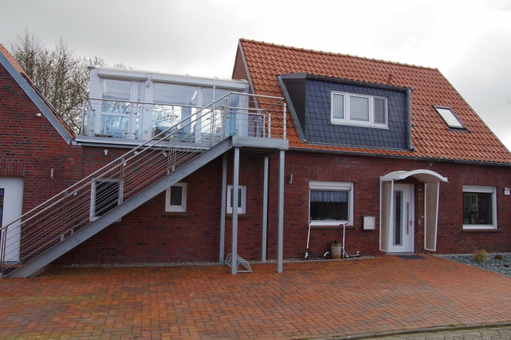 Ferienhaus Ostfrieslandbrise | DG - Silbermöve Treppe Wintergarten Dachgaube