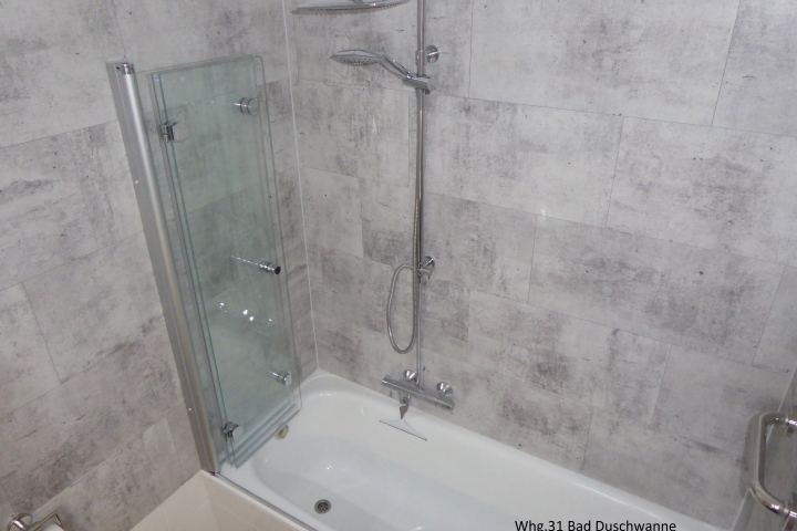 Badezimmer mit Duschwanne
