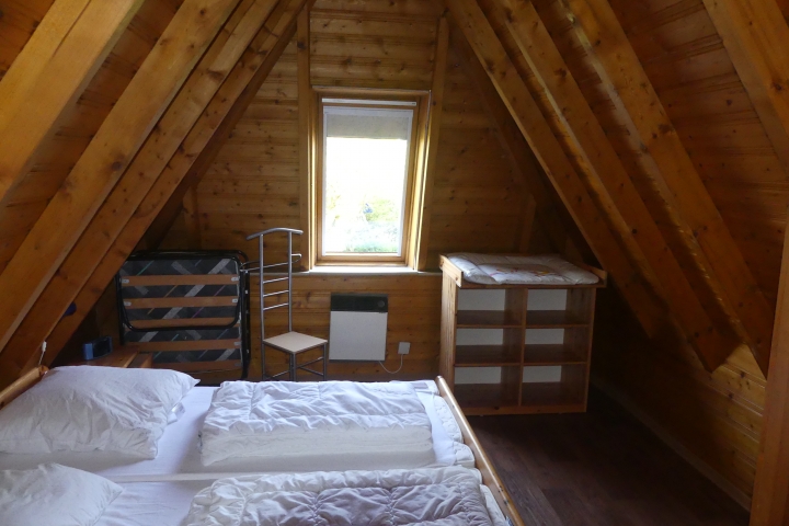Elternschlafzimmer mit Wickeltisch