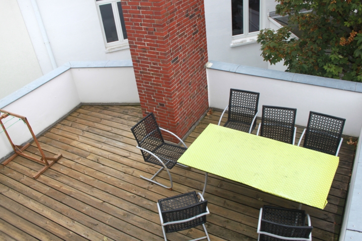 großzügige Dachterrasse zum Hinterhof, hier können Sie in Ruhe und Windstille die Sonne genießen