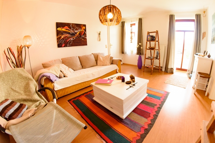 Wohlfühloase am Weißen Hirsch | Wohnzimmer mit ausziehbarer Schlafcouch
