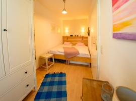 Schlafzimmer (Doppelbett 180 x 200 cm)