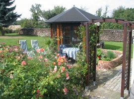 Pavillion im Garten mit Grill und Gartenmöbeln
