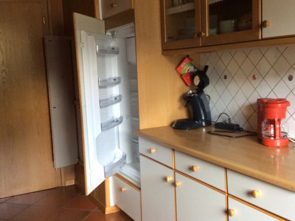 Küche mit Kühlschrank (inkl. Gefrierfach) und Kaffeemaschine