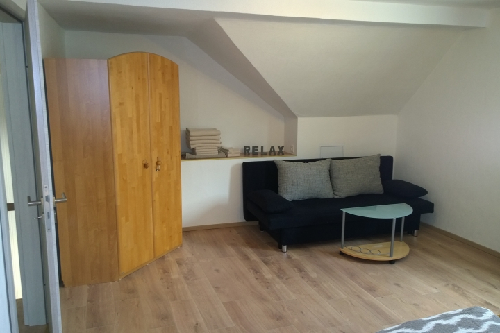 Schlafzimmer 1 mit Doppelbett und Sofa,
kann bei Bedarf zum Schlafen umgebaut werden.