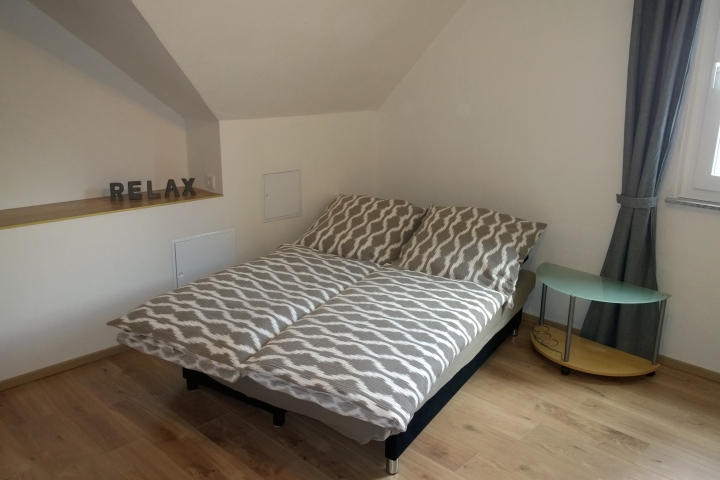 Schlafzimmer 1 mit Doppelbett und Sofa,
kann bei Bedarf zum Schlafen umgebaut werden