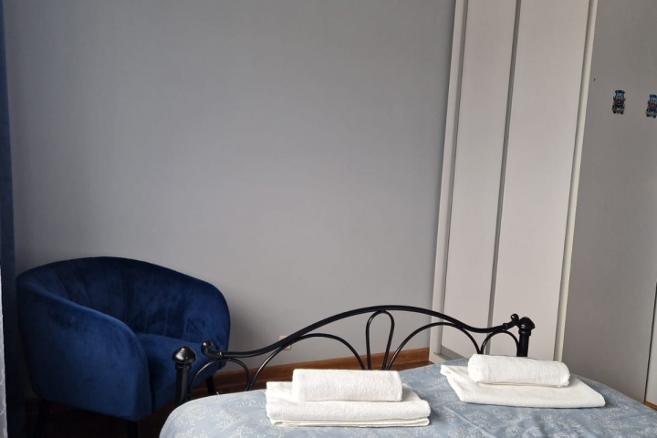 Schrank und ein Sessel im Schlafzimmer 2