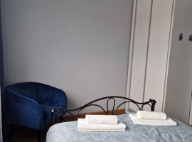 Schrank und ein Sessel im Schlafzimmer 2