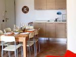 Wohnzimmer mit Kochnische und einem ausziehbaren Tisch 4-8 Personen