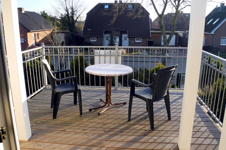 Balkon, darunter Terrasse - Ferienhaus Krabbe in Friedrichskoog-Spitze