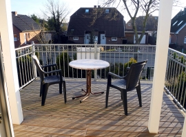 Balkon, darunter Terrasse - Ferienhaus Krabbe in Friedrichskoog-Spitze