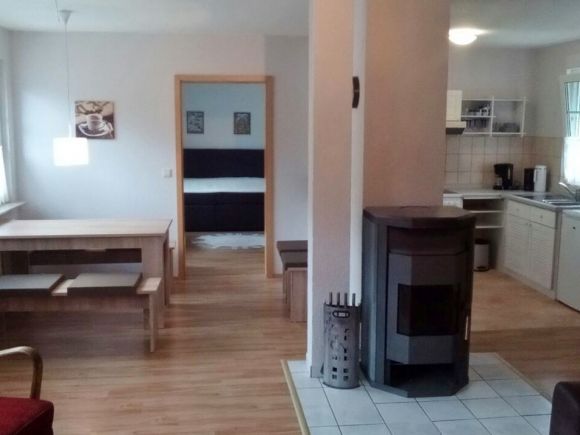 Ferienwohnungen im Haus Doris im Harz | Großer Wohn- Essbereich mit offener Tresenküche (45 m²)
