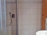 Modernes Bad (10 m²) mit Dusche und Badewanne