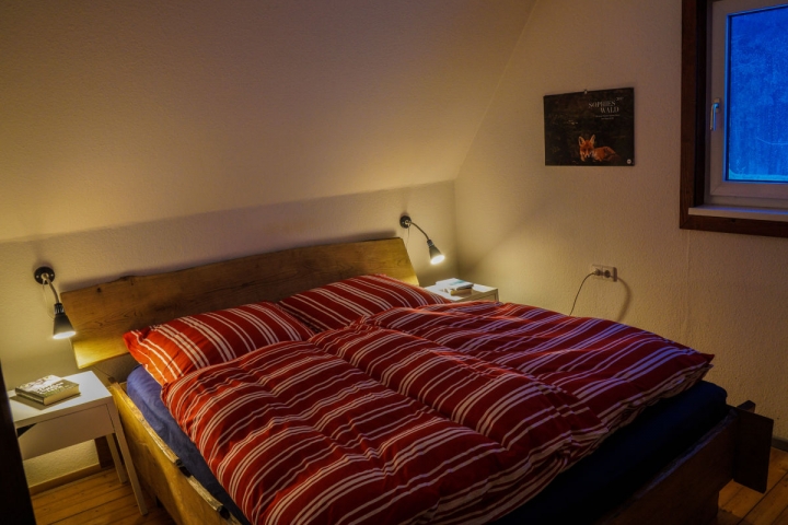 Handgefertigtes rustikales Bett aus massiven Eichenstämmen (kleines Doppelzimmer)