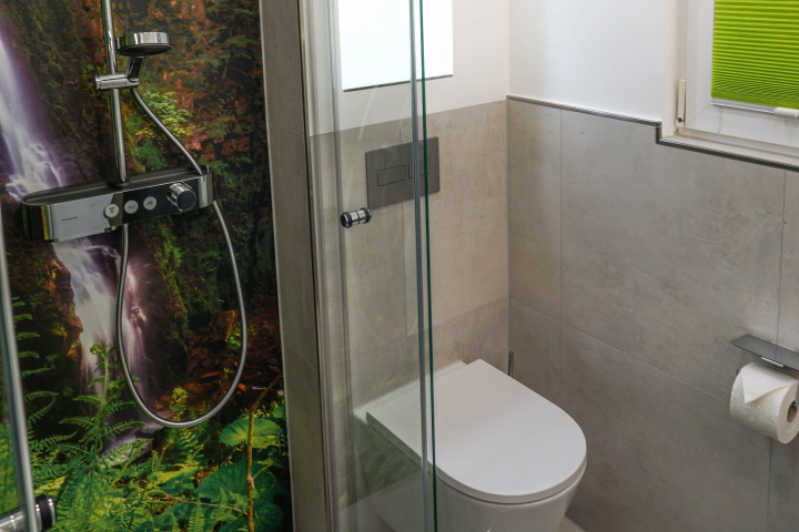 Modernes Tageslichtbad mit Dusche, WC und Waschbecken