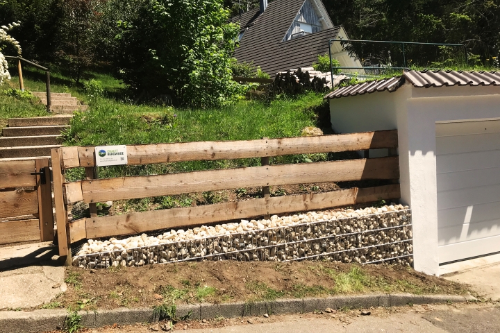 Eigene Garage, elektrisches Tor mit Funksender, Treppenaufgang zum Haus