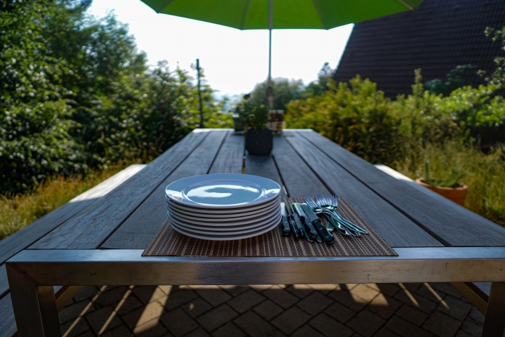 Weiterer schöner Sitzplatz mit Blick ins Tal und Weber Grill (Holzkohle)