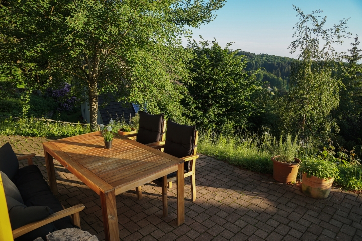Große sonnige Terrasse mit hochwertigen Gartenmöbeln