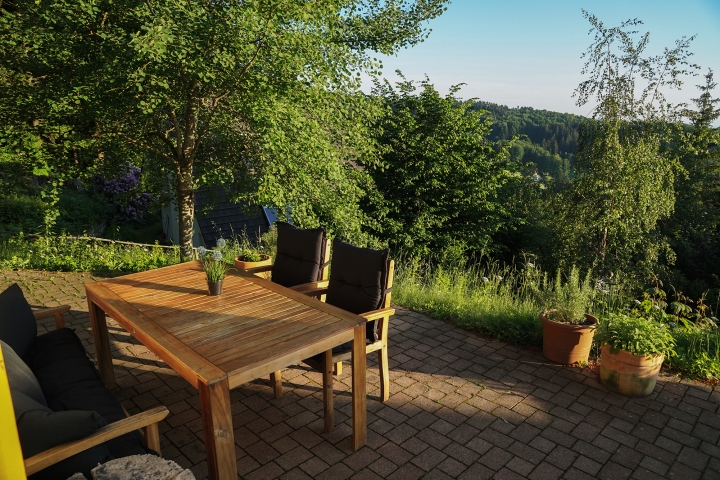 Große sonnige Terrasse mit hochwertigen Gartenmöbeln