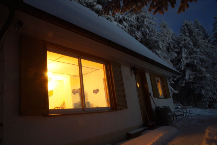 Gemütlicher Winterabend vor dem Holzofen, in sternklarer Winternacht