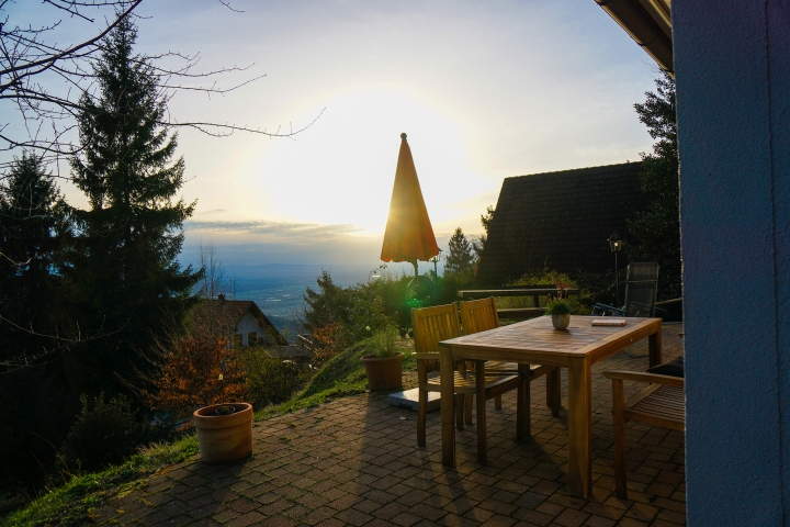 Herbstsonnenuntergang am Ferienhaus, die Sonne verschwindet im Rheintal und hinter den Vogesen