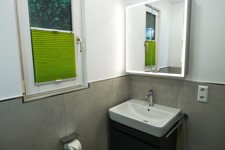 Bad mit Waschbecken, Spiegelschrank