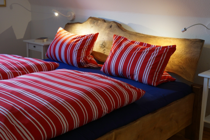 Handgefertigtes rustikales Bett aus massiven Eichenstämmen (großes Doppelzimmer)