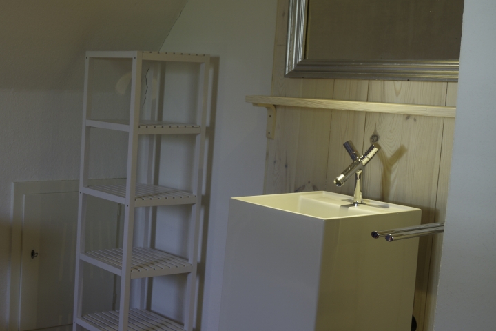 Designer-Waschbecken im großen Doppelzimmer