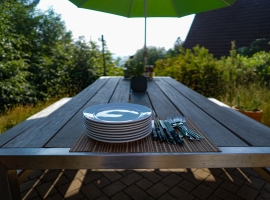 Weiterer schöner Sitzplatz mit Blick ins Tal und Weber Grill (Holzkohle)