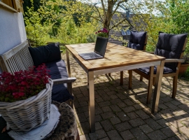 Großer Garten bietet viele schöne Plätze zum Sonnenbaden oder Relaxen