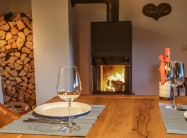 Holzofen, Kaminholz, Eichentisch
