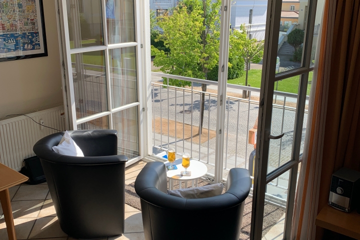 Die geöffneten Fenster ersetzten jeden Balkon.