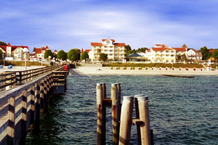 Ein Blick von der Seebrücke zum Strand