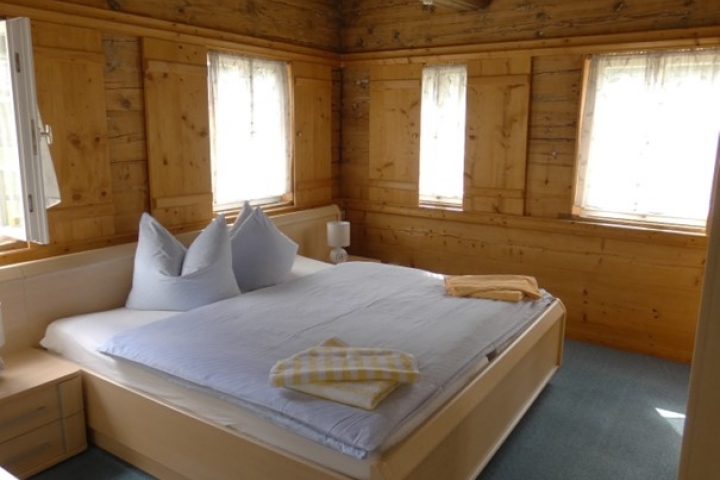 Schlafzimmer mit Doppelbett
