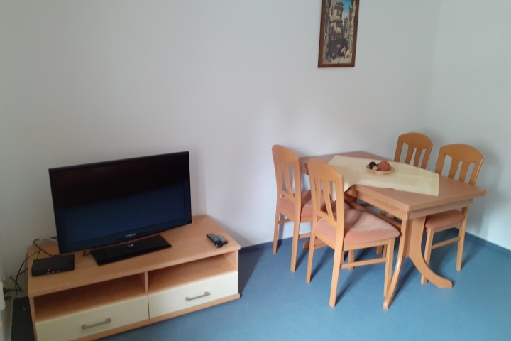 Ferienwohnungen im Arkadenhof | Wohnzimmer mit TV