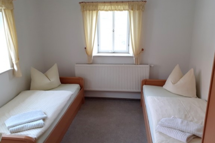 Schlafzimmer mit zwei Einzelbetten