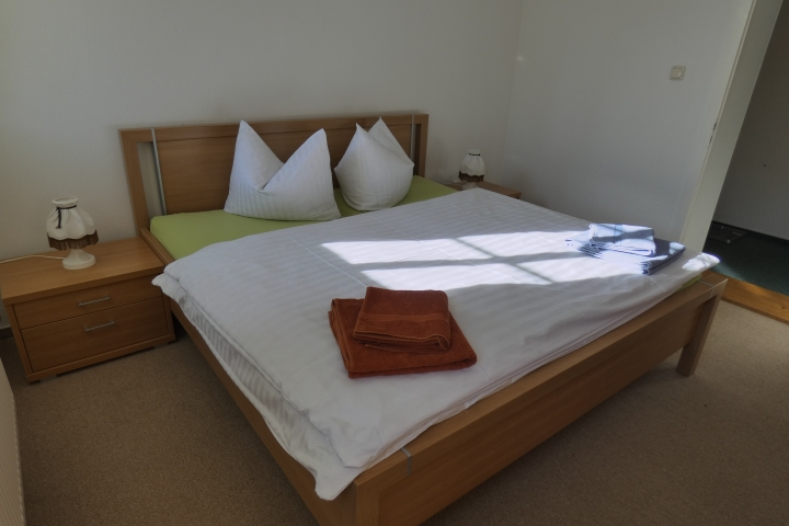 Schlafzimmer mit Doppelbett