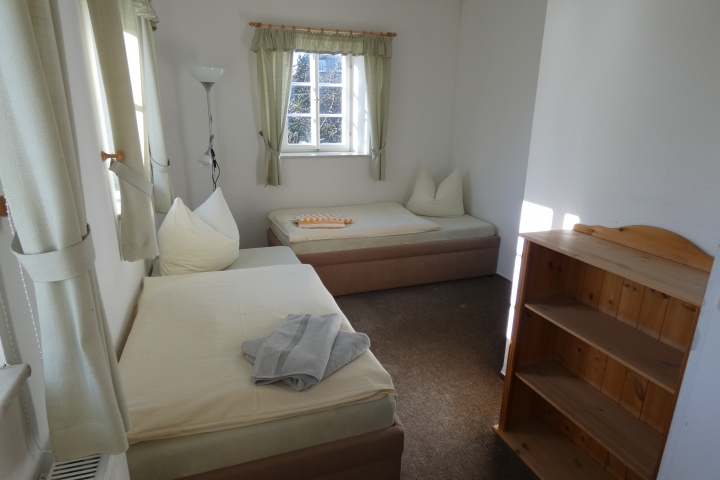 Schlafzimmer mit zwei Einzelbetten