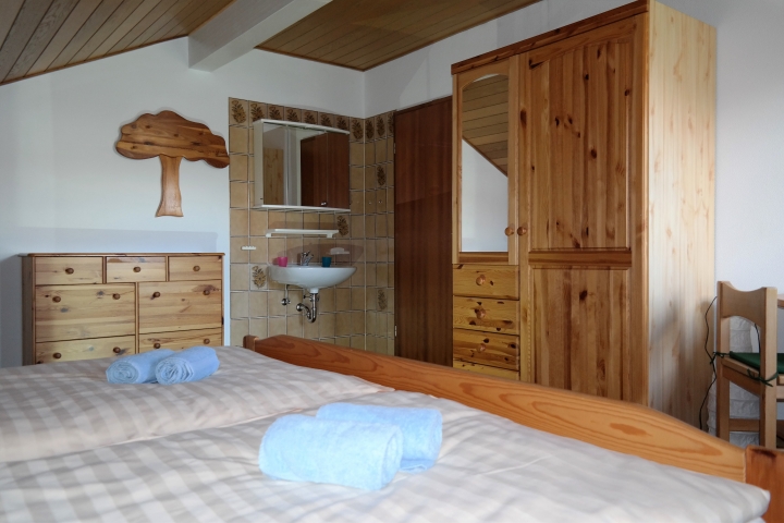 1.Schlafzimmer- mit Waschbecken!