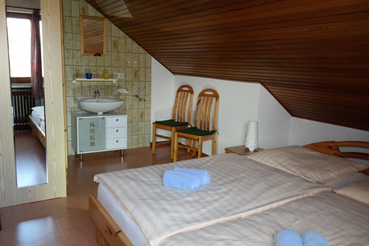 2 Schlafzimmer - mit Waschbecken