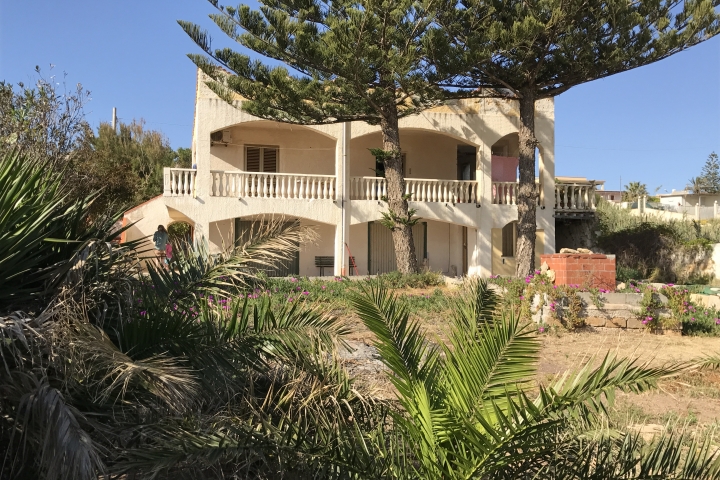 Blick vom Garten zum Haus, das Meer im Rücken.Die 2 Wohnungen sind in der 1. Etage etwas erhöht.