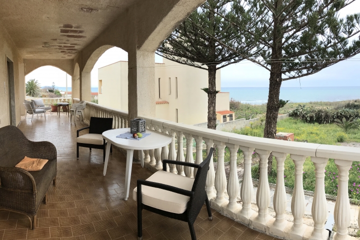 Terrasse vor der Wohnung direkt am Meer mit Sandstrand