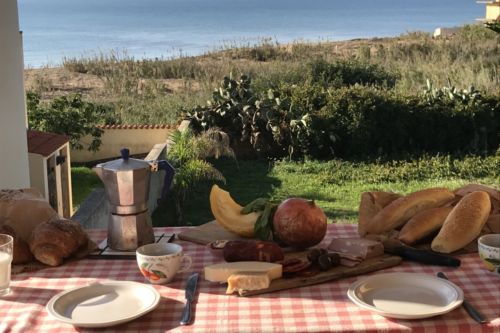 Frühstück direkt am Meer, direkt am Sandstrand